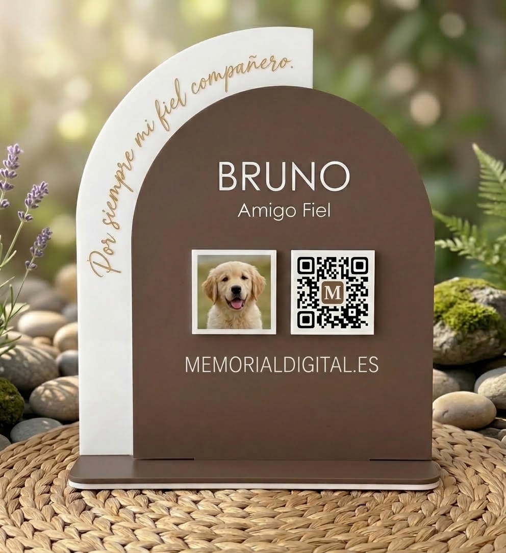 Ejemplo de placa conmemorativa de metacrilato para una mascota, con foto, nombre y código QR